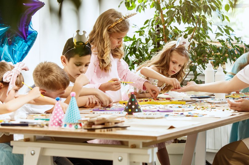 Enfants faisant des activités manuelles